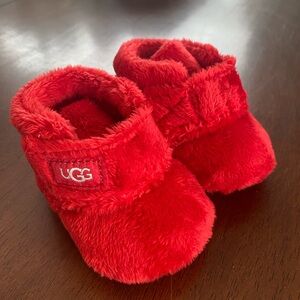 NWOT UGG fuzzy red crib shoes